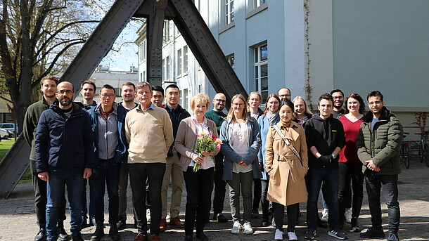 Gruppenfoto des Instituts zum Abschied von Alena Rosenberger